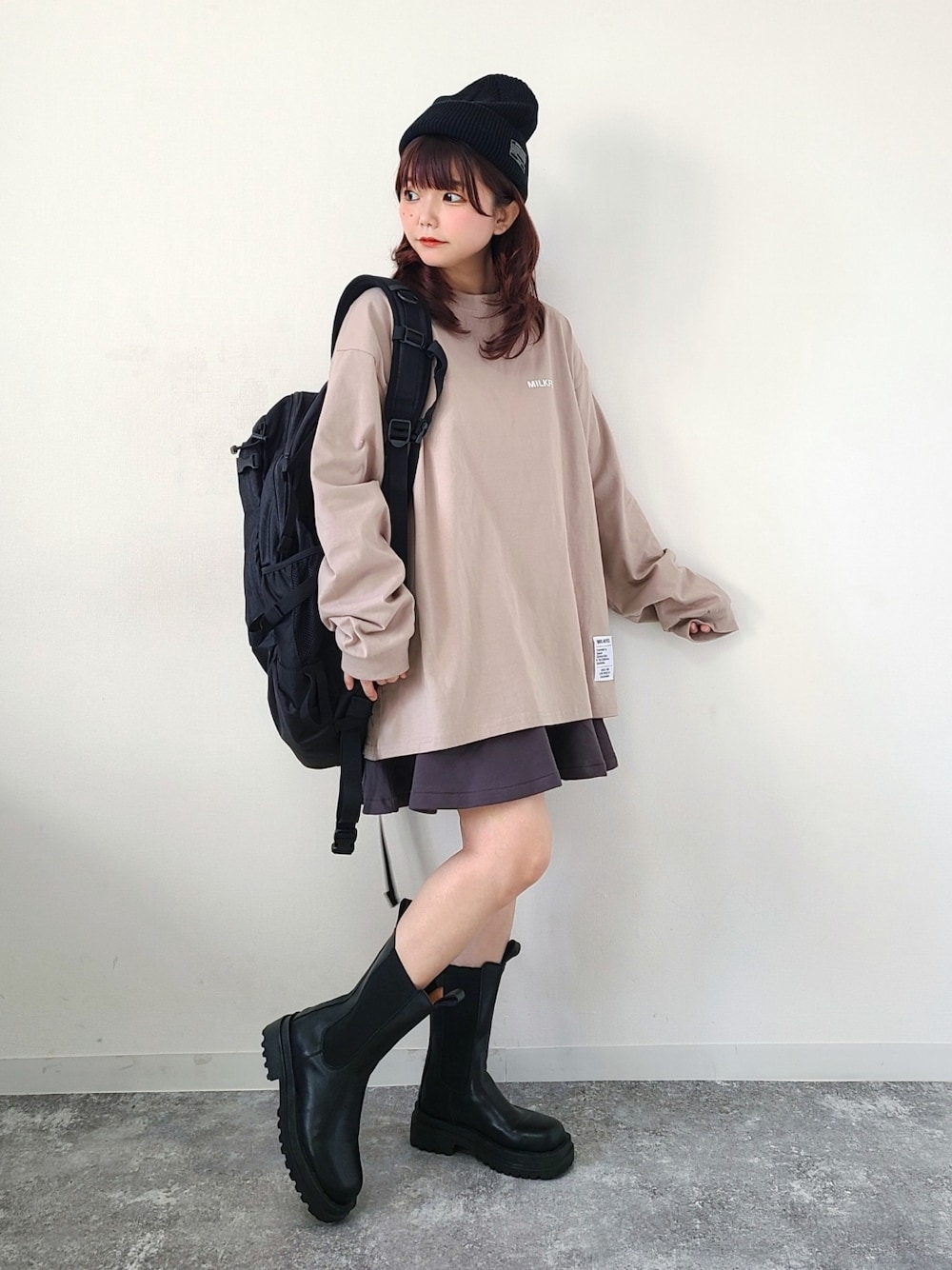 「MILKFED.、ロンT、休日スタイル、ストリート、ボリューム袖、ビッグシルエット、オーバーサイズ、シンプルコーデ、春コーデ、低身長、ブーツ、ニット帽」｜「MILKFED.のBASIC STENCIL WIDE L/S TEE（Tシャツ/カットソー、ベージュ系）」を使った、パン粉さん（レディース・151cm）の春コーディネートの1枚目の写真