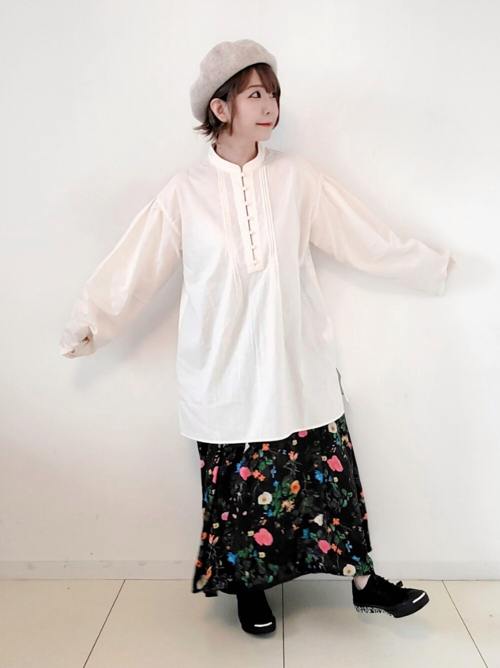 「AmbreNeige、アンブルネージュ、NOISEMAKER、ボタニカル柄、zucca、ズッカ、休日スタイル、ベレー帽、秋服準備はじめました、秋トレンド2021、秋コーデ、コンバース、スニーカーコーデ、花柄、花柄スカート」｜「polcadotのpolcadot・バスクベレー／フェルトベレー（ハンチング/ベレー帽、ベージュ系）」を使った、パン粉さん（レディース・151cm）の秋コーディネートの1枚目の写真