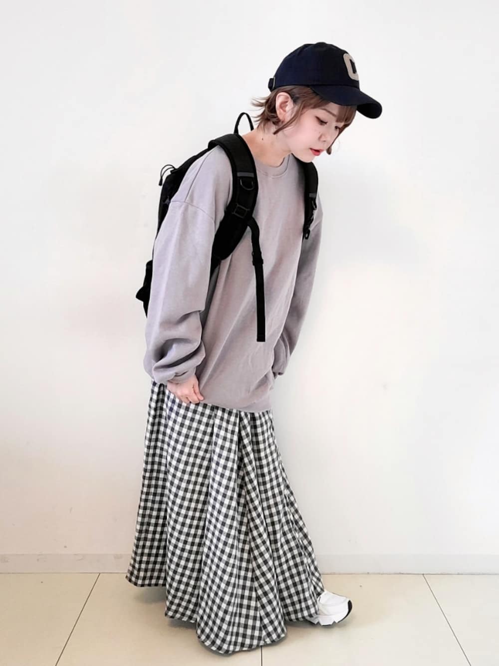「sakishimatokyo、サキシマamp、チェック、ギンガムチェック、スウェット、ビッグシルエット、オーバーサイズ、ゆるコーデ、キャップ、プチプラ、秋コーデ、秋服準備はじめました、秋トレンド2021、Crisp、休日スタイル」｜「nemne storeのみんなを守るワッペン付きベースボールキャップ（キャップ、ブルー系）」を使った、パン粉さん（レディース・151cm）の秋コーディネートの1枚目の写真