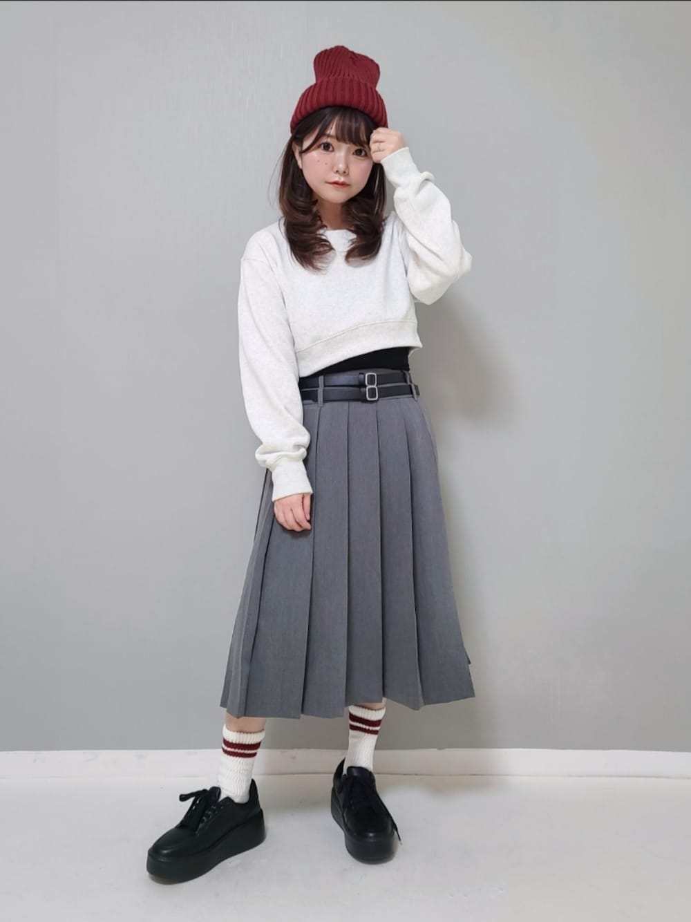「マイベストコーデ2023、クリスマスに着たい服、プリーツスカート、厚底シューズ、スニーカー、ニット帽」｜「Alley by w closetの【Alley/SETアイテム】ベルト付きミディ丈プリーツスカート（スカート、グレー系）」を使った、パン粉さん（レディース・151cm）の冬コーディネートの1枚目の写真