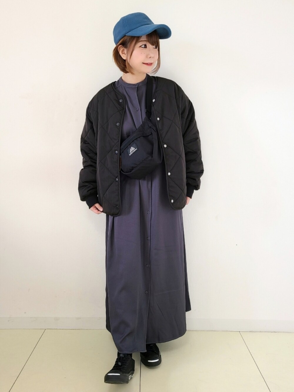 「ITEMS URBANRESEARCH、アイテムズアーバンリサーチ、URBAN RESEARCH、アーバンリサーチ、キルティングジャケット、キャップ、ロングワンピース、スニーカーコーデ、クリスマスに着たい服、休日スタイル、マイベストコーデ2021、シンプル、シンプルコーデ、冬コーデ、STOP 誹謗中傷」｜「ECRIREの【miho.a.nicoコラボ】Vネックベスト+シャツOP（シャツワンピース、グレー系）」を使った、パン粉さん（レディース・151cm）の冬コーディネートの1枚目の写真