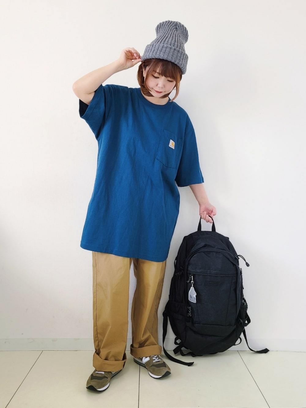 「ごきげんウィーク、メンズライク、ストリート、オーバーサイズ、ビッグシルエット、Lee、leejapan、ゆるコーデ、ニット帽、スポーツミックス、夏コーデ、休日スタイル、Tシャツ、シンプルコーデ、カラーパンツ」｜「Carharttのcarhartt / カーハート ビッグシルエット ポケット半袖 ロゴ Tシャツ Workwear Pocket 1/2 Sleeve T-Shirts（Tシャツ/カットソー、ブルー系）」を使った、パン粉さん（レディース・151cm）の春コーディネートの1枚目の写真