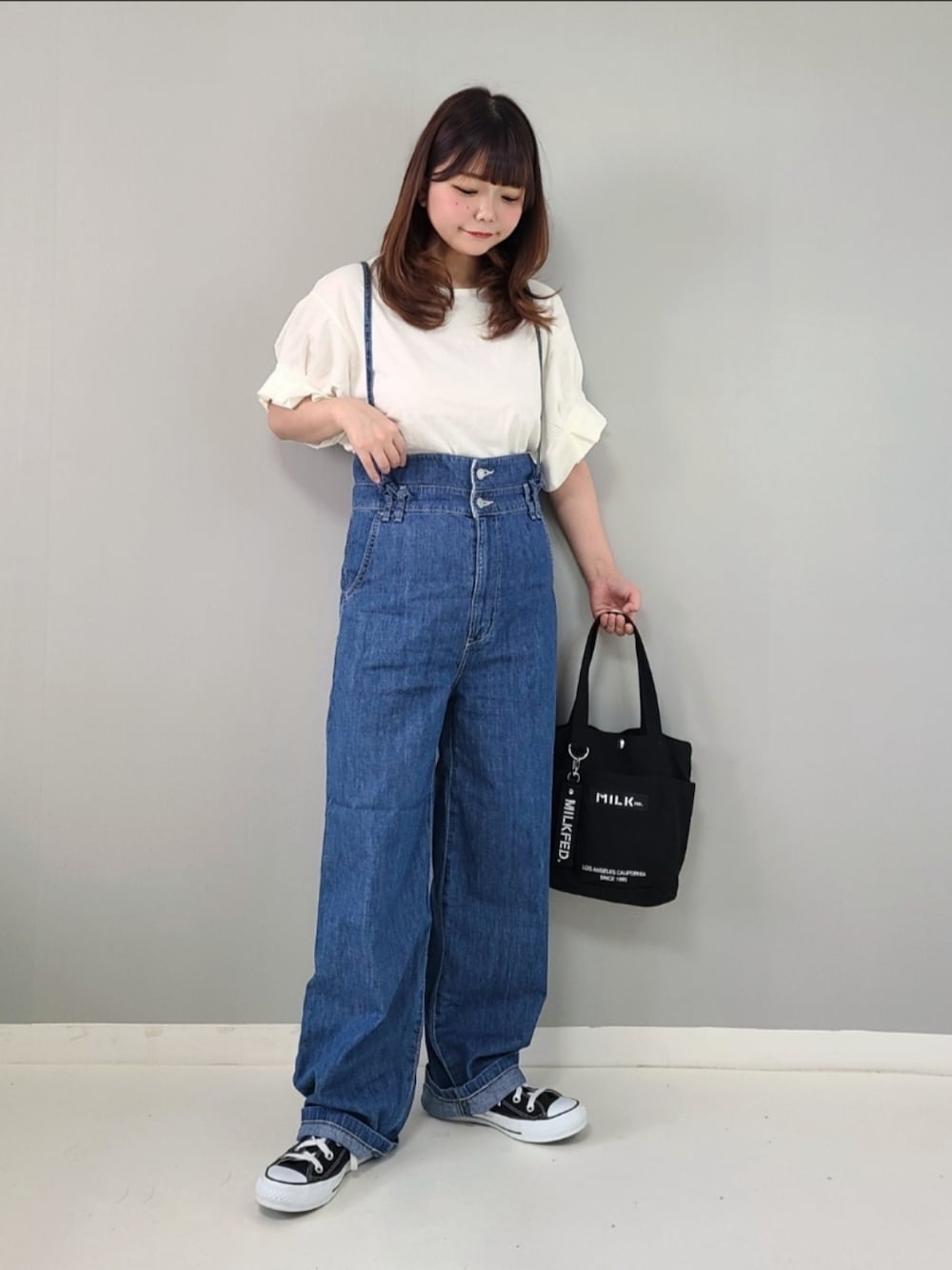 「お出かけコーデ日記、SOMETHING、something_jean、サムシング、サロペット、シンプルコーデ、休日スタイル、デニム、スニーカー、コンバース、トートバッグ、初夏コーデ」｜「SOMETHINGのSOMETHING ２WAYリボンサロペット【日本製】（サロペット/オーバーオール、ブルー系）」を使った、パン粉さん（レディース・151cm）の春コーディネートの1枚目の写真
