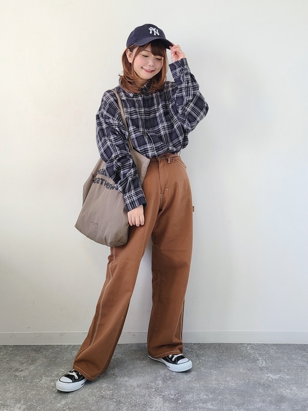 「johnscloset、ジョンズクローゼット、limitedline_naivemagic、ネルシャツ、チェック、チェックシャツ、タックイン、Lee、lee、leejapan、メンズライク、秋コーデ、キャップ、NEW ERA、休日スタイル」｜「Naive magicの【a】ソフトコットンネルチェック オーバーサイズ シャツ 長袖（シャツ/ブラウス、ブラック系）」を使った、パン粉さん（レディース・151cm）の秋コーディネートの1枚目の写真