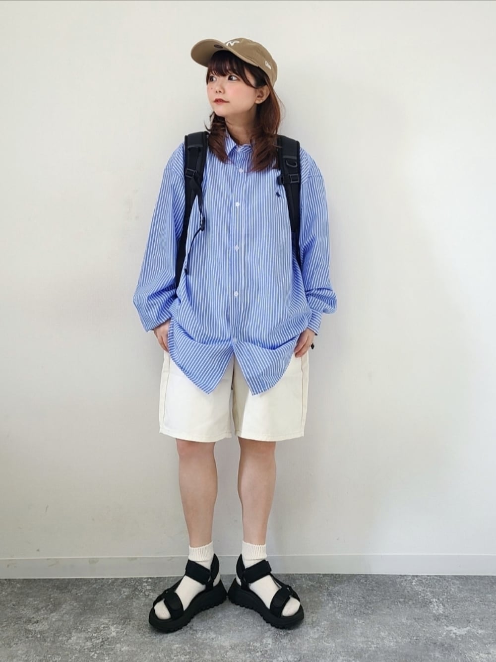 「confirm、コンファーム、シャツスタイル、ストライプ、ハーフパンツ、ショートパンツ、キャップ、スポーツサンダル、スボーツミックス、メンズライク、ストリート、春夏コーデ、休日スタイル、シンプルコーデ」｜「ILL'Sの23SS ツイル / デニム シェフショーツ シェフパンツ ハーフパンツ【ILL'S 】（デニムパンツ、ホワイト系）」を使った、パン粉さん（レディース・151cm）の春コーディネートの1枚目の写真