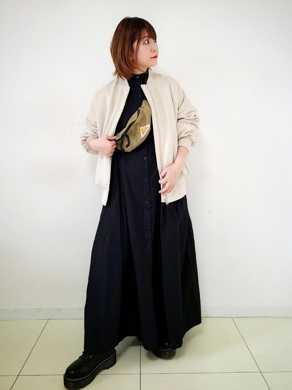 「ITEMS URBANRESEARCH、アイテムズアーバンリサーチ、URBAN RESEARCH、アーバンリサーチ、ロングワンピース、休日スタイル、ミニバッグ、厚底シューズ、モノトーン、モノトーンコーデ、シンプルコーデ、シンプル、春コーデ、プチプラ」｜「ITEMS URBANRESEARCHのフェイクスエードブルゾン（ブルゾン、ホワイト系）」を使った、パン粉さん（レディース・151cm）の冬コーディネートの1枚目の写真