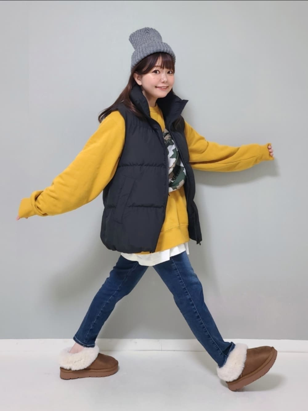 「クリスマスに着たい服、マイベストコーデ2023、レイヤードスタイル、ベスト、休日スタイル、スウェット、ニット帽、GU、GUコーデ、プチプラ、冬コーデ、冬アウター、お出かけコーデ」｜「GUのアイテム（スウェット、イエロー系）」を使った、パン粉さん（レディース・151cm）の冬コーディネートの1枚目の写真
