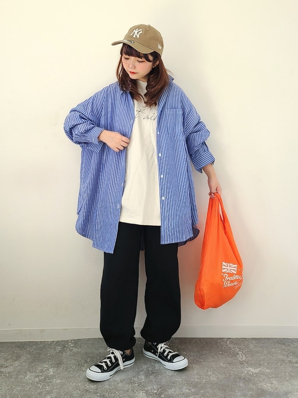 「GU、キャップ、reca、recaコーデ、ストライプ、ストライプシャツ、スウェットパンツ、メンズライク、プチプラ、スニーカーコーデ、コンバース、春コーデ、ビビッドカラー、シャツスタイル、春服デビュー宣言」｜「recaのアソート柄ストライプビッグシルエットシャツ（シャツ/ブラウス、ブルー系）」を使った、パン粉さん（レディース・151cm）の春コーディネートの1枚目の写真