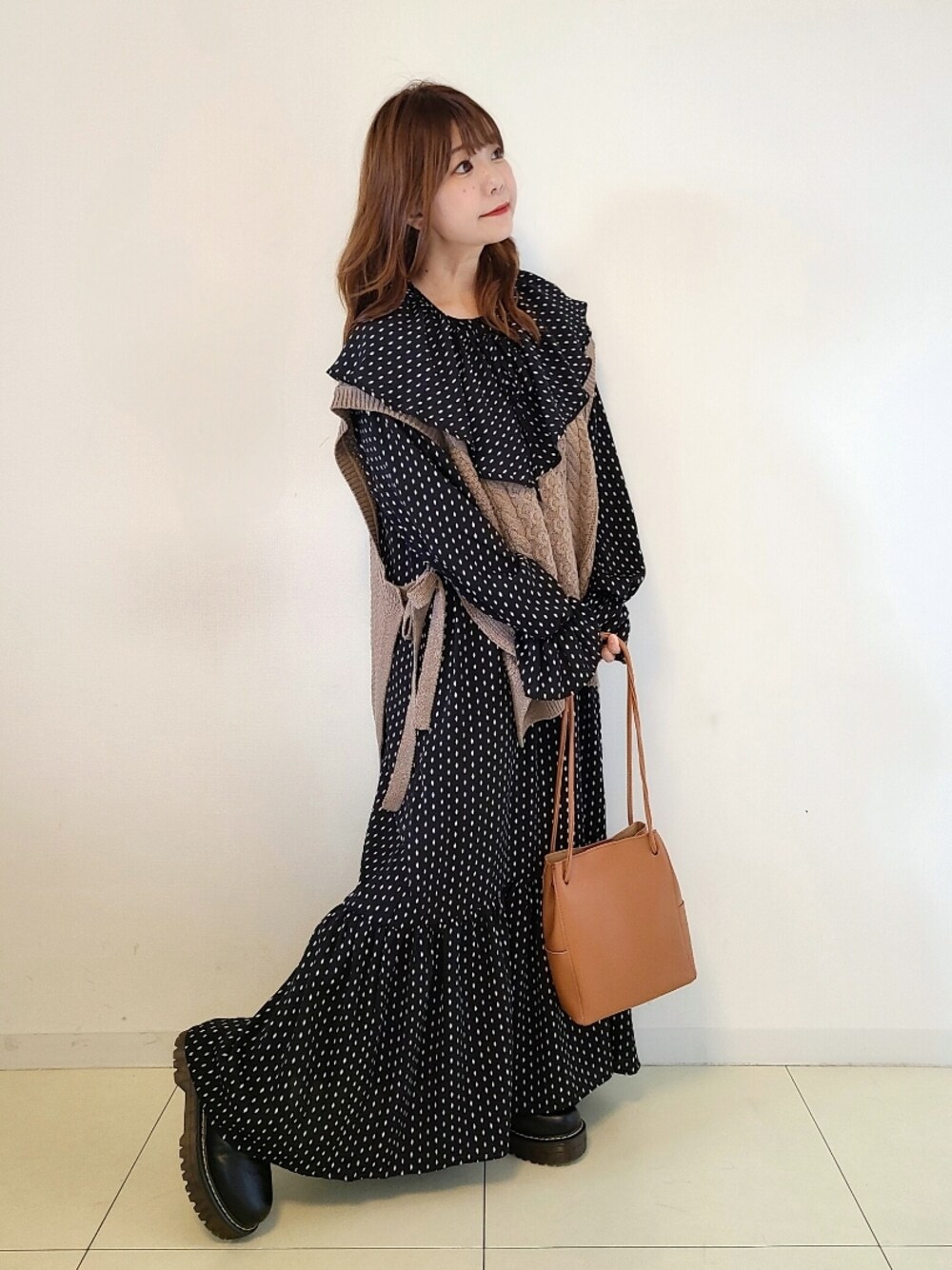 「URBANRESEARCH、アーバンリサーチ、Crisp、クリスプ、だから秋服が好き、レイヤードスタイル、ベスト、ニットベスト、ゆるコーデ、秋コーデ、秋トレンド2021、スクエアバッグ、ドット、ビッグカラー、ガーリー」｜「UR Lab.のUR Lab.　衿付きダイヤドットワンピース（ワンピース、ブラック系）」を使った、パン粉さん（レディース・151cm）の秋コーディネートの1枚目の写真
