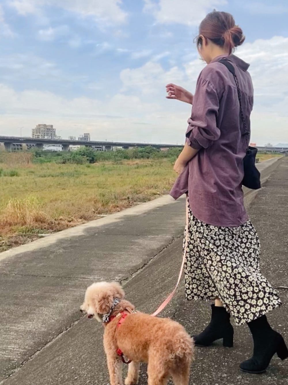 「ootd、LOWRYS FARM、UNIQLO、GLOBAL WORK、散歩」｜「GLOBAL WORKのカロヤカコーデュロイシャツ長袖/217114（シャツ/ブラウス、パープル系）」を使った、KOALa さん（レディース・156cm）の春コーディネートの1枚目の写真