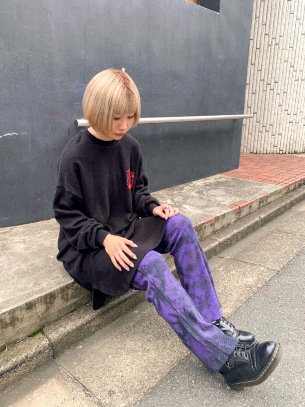 「ビッグシルエット、総柄、ロングワンピース、ヒステリックグラマー、秋コーデ、高身長女子、ロックコーデ、秋服準備はじめました、hysteric glamour、ラフコーデ」｜「HYSTERIC GLAMOURのHYS LOGOタイダイ フレアパンツ（その他パンツ、パープル系）」を使った、YUNさん（レディース・168cm）の秋コーディネートの1枚目の写真