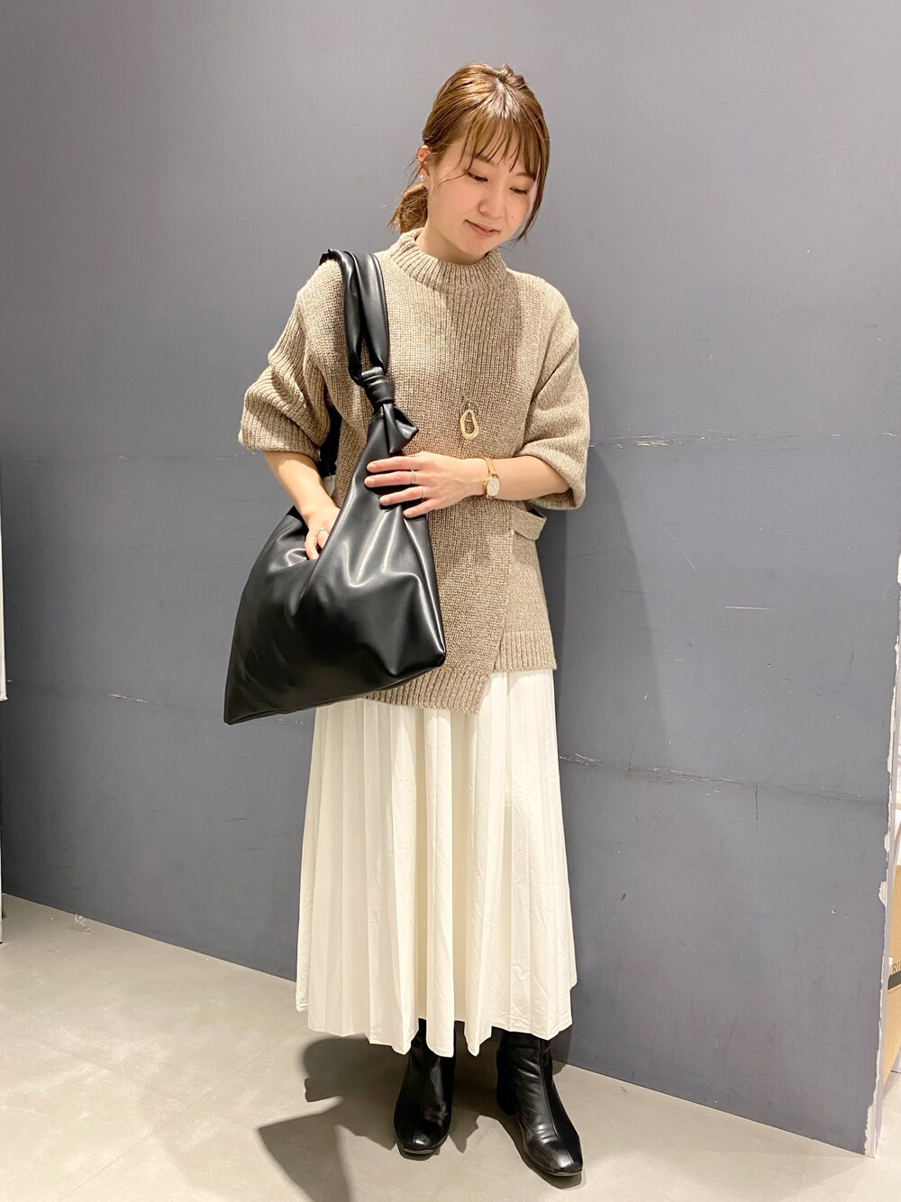「きれいめカジュアル、レイヤード、プリーツスカート、レザースカート、ショートブーツ」｜「AMERICAN HOLICのアイテム（ニット/セーター、ベージュ系）」を使った、pikarunbaさん（レディース・161cm）の冬コーディネートの1枚目の写真
