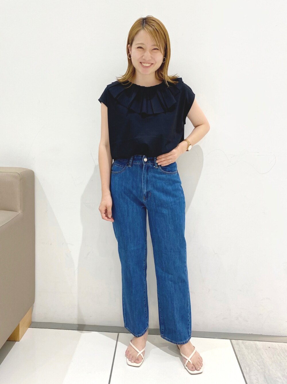 「ワイドパンツ、デニムパンツ、フリル、ビーチサンダル」｜「AMERICAN HOLICの衿フリルカットプルオーバー（Tシャツ/カットソー、ブラック系）」を使った、pikarunbaさん（レディース・161cm）の夏コーディネートの1枚目の写真