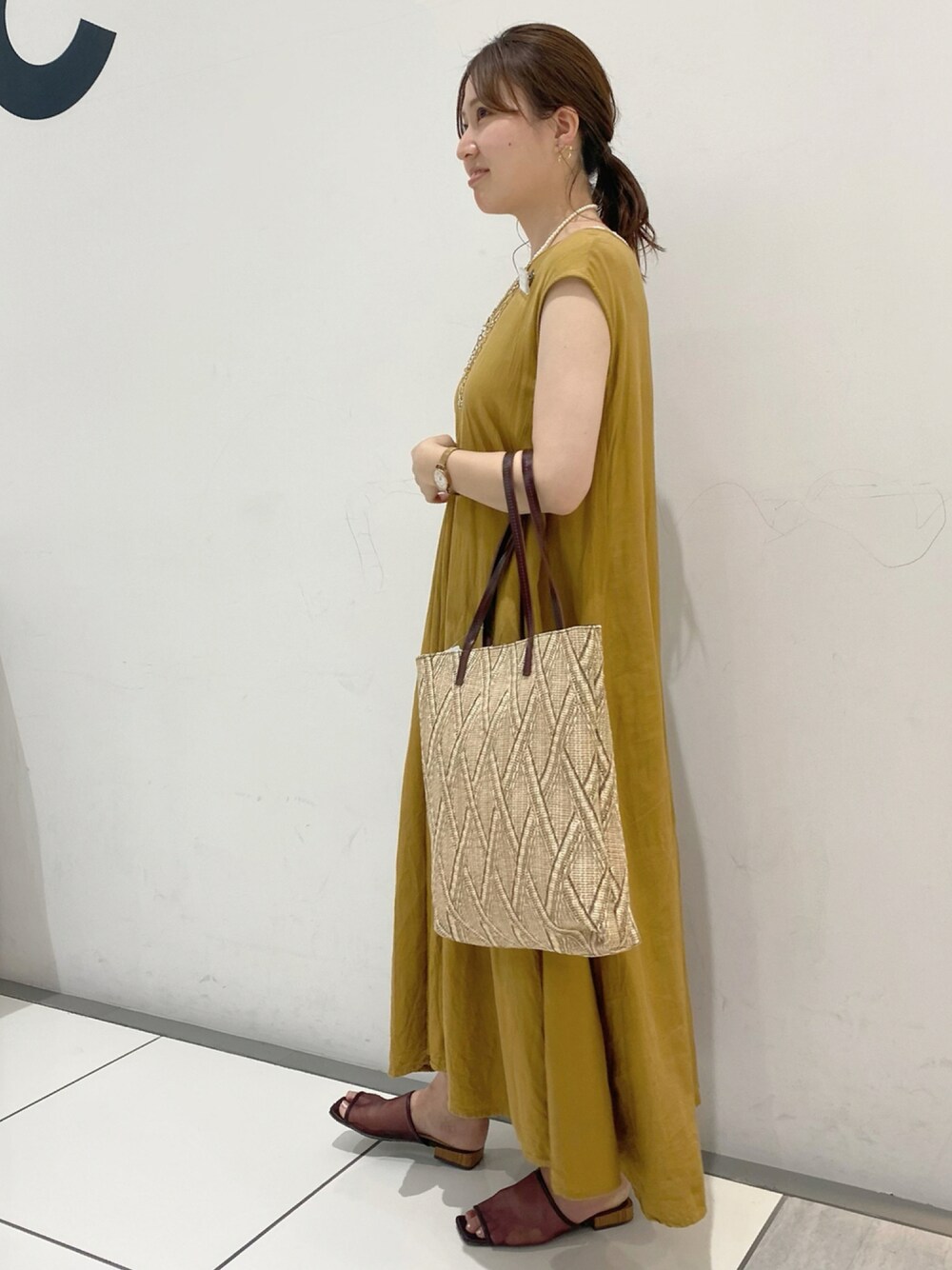 「リネンワンピース、雑材バッグ、チュールサンダル、ロングワンピース」｜「AMERICAN HOLICのVネックリネンブレンドフレアワンピース（ワンピース、イエロー系）」を使った、pikarunbaさん（レディース・161cm）の夏コーディネートの1枚目の写真