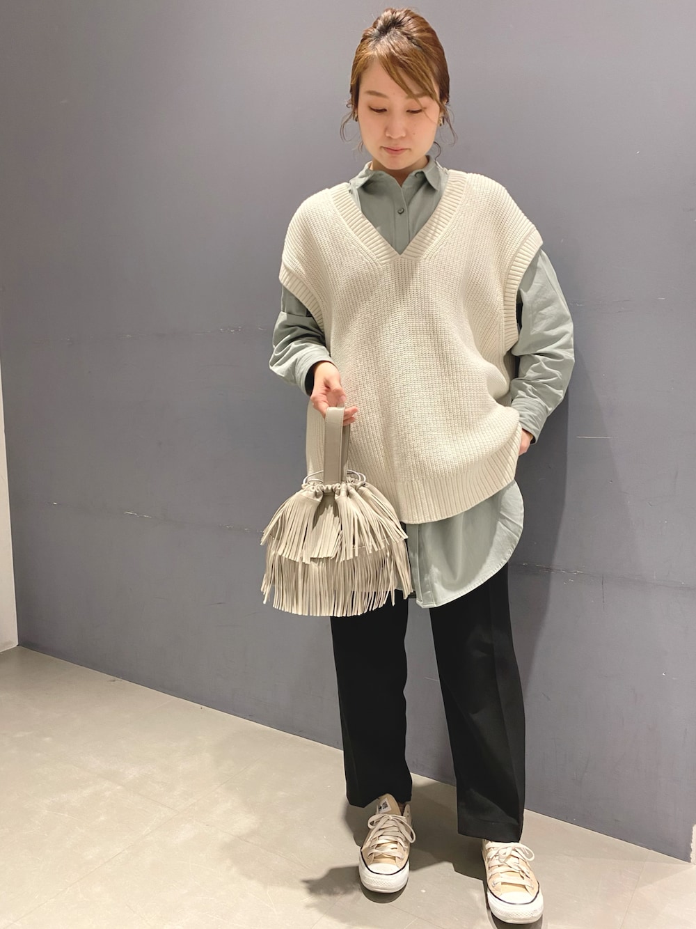 「シャツスタイル、ベスト、ニットベスト、黒パンツ、グリーン、フリンジ、オーバーサイズ」｜「AMERICAN HOLICのアイテム（トップス、グリーン系）」を使った、pikarunbaさん（レディース・161cm）の冬コーディネートの1枚目の写真