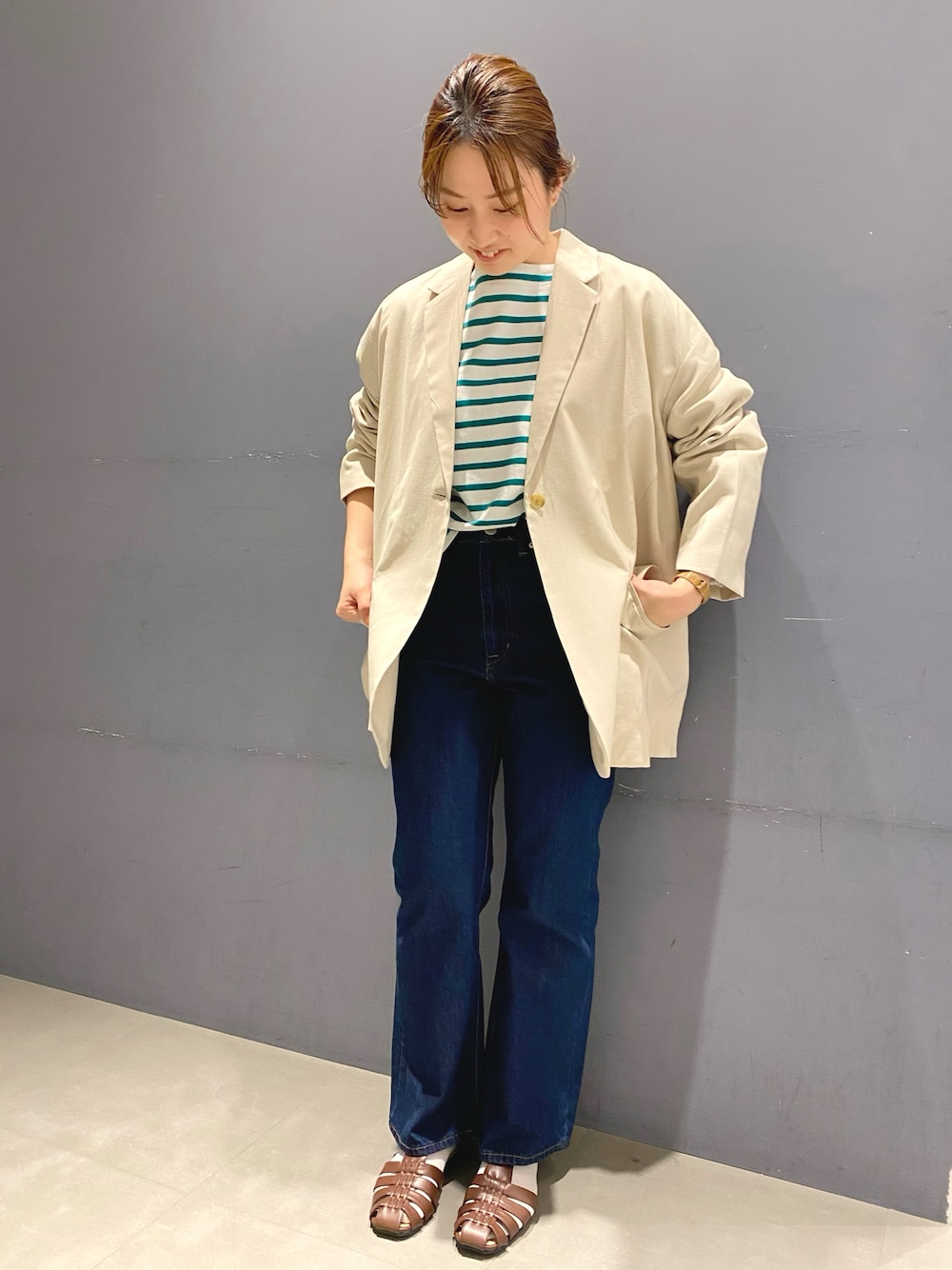 「きれいめカジュアル、春コーデ、ボーダートップス、グリーン、グルカサンダル、デニムパンツ、ジャケット」｜「AMERICAN HOLICのボートネックボーダーカットプルオーバー（Tシャツ/カットソー、グリーン系）」を使った、pikarunbaさん（レディース・161cm）の冬コーディネートの1枚目の写真