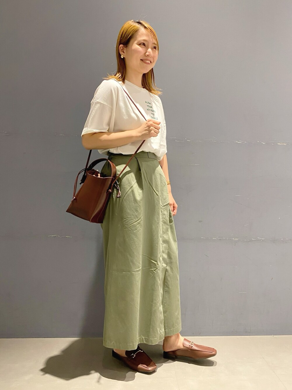 「ロゴT、ローファー、ミュール、カーキ」｜「AMERICAN HOLICのロゴサイドスリットカットプルオーバー（Tシャツ/カットソー、ホワイト系）」を使った、pikarunbaさん（レディース・161cm）の夏コーディネートの1枚目の写真