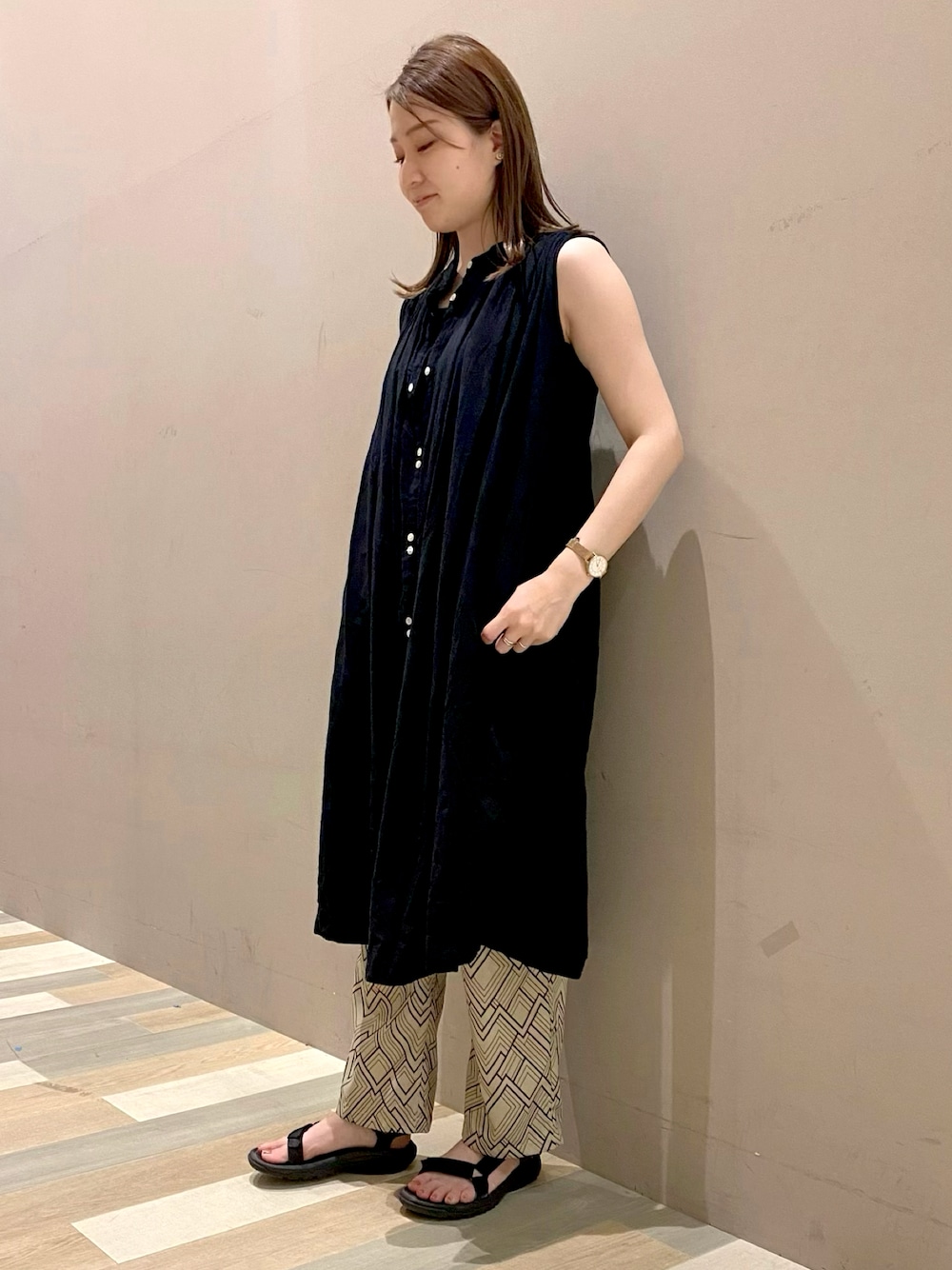 「ノースリーブ、シャツワンピース、レイヤードスタイル、柄パンツ」｜「Green　Parksのインド綿 ジャガードノースリーブワンピ（ワンピース、ブラック系）」を使った、pikarunbaさん（レディース・161cm）の夏コーディネートの1枚目の写真