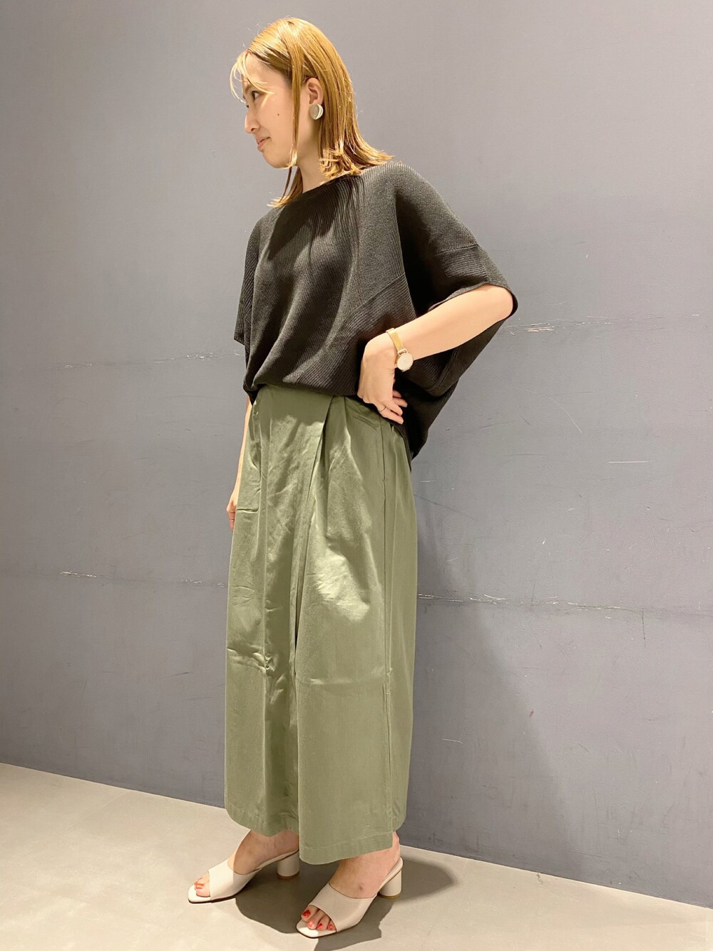 「ラップパンツ、カーキパンツ、ロングスカート、ドルマン、サマーニット、きれいめカジュアル」｜「AMERICAN HOLICの編地切り替えニットプルオーバー（ニット/セーター、グレー系）」を使った、pikarunbaさん（レディース・161cm）の夏コーディネートの1枚目の写真