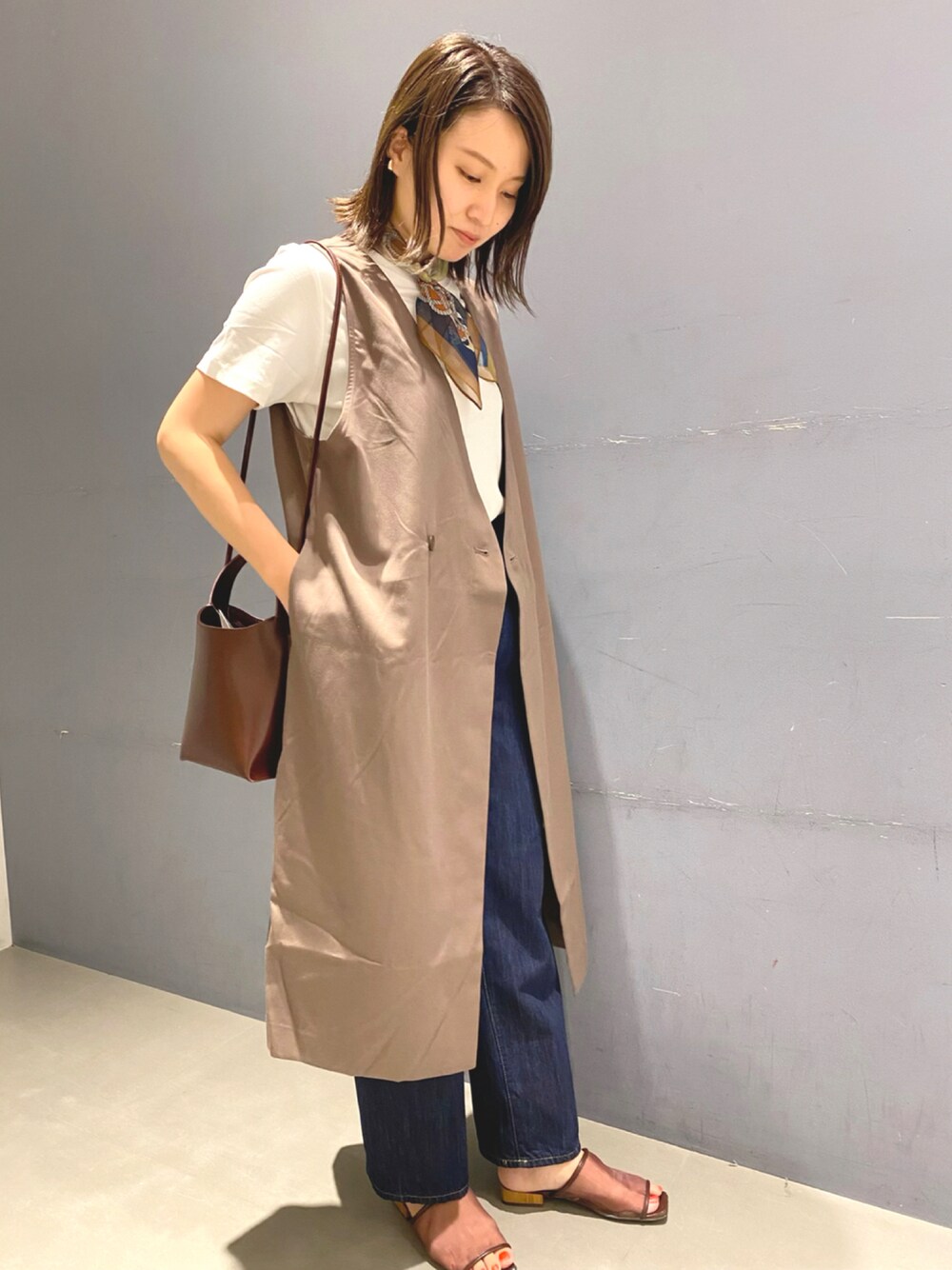 「ジレ、ベスト、秋のコーデ、大人カジュアル、スカーフ」｜「AMERICAN HOLICのジレベスト（ベスト、ブラウン系）」を使った、pikarunbaさん（レディース・161cm）の夏コーディネートの1枚目の写真
