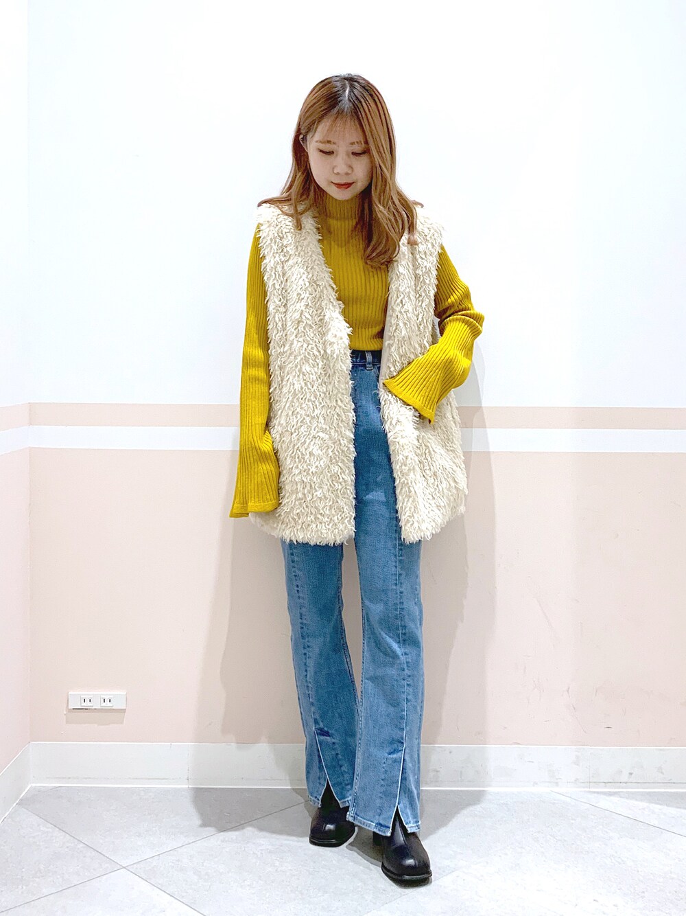 「WEARハロウィン2022、Heather、へザー、低身長、153cm、ニット、ファーベスト、マスタード、デニム、フレアデニム、ショートブーツ、大人カジュアル、秋冬コーデ、シンプルスタイル、トレンド」｜「Heatherのフレアピタリブニット　283319（ニット/セーター、イエロー系）」を使った、kaeさん（レディース・153cm）の秋コーディネートの1枚目の写真