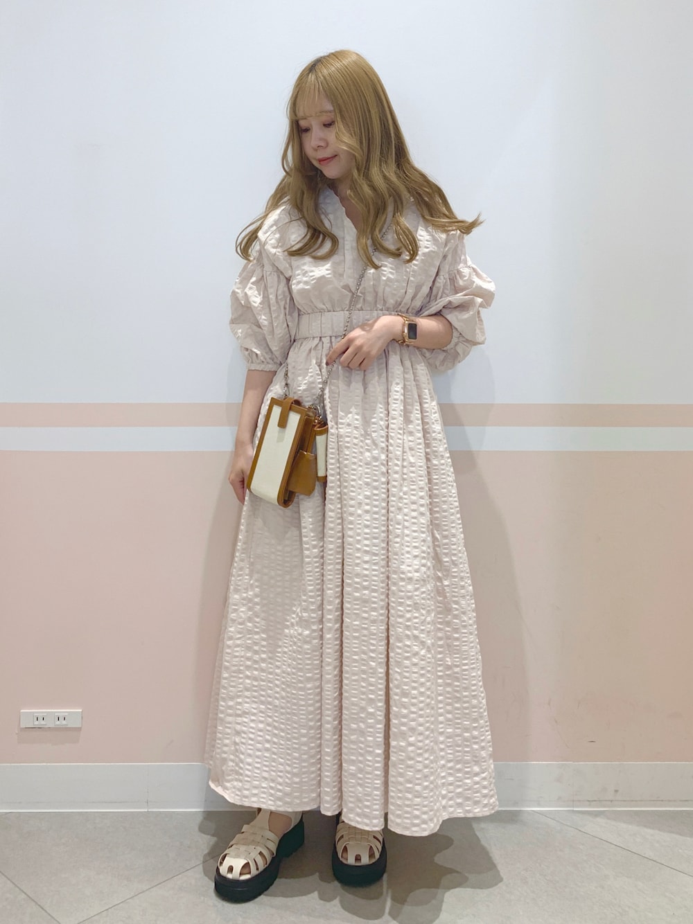 「ごきげんウィーク、Heather、へザー、低身長コーデ、153cm、ワンピース、キャミワンピース、チェック、チェックワンピース、セットアップ、初夏コーデ、きれいめカジュアル、ガーリー、淡色コーデ、フレンチガーリー」｜「Heatherのブラウスレイヤードギンガムワンピース  275472（ワンピース、ホワイト系）」を使った、kaeさん（レディース・153cm）の春コーディネートの1枚目の写真
