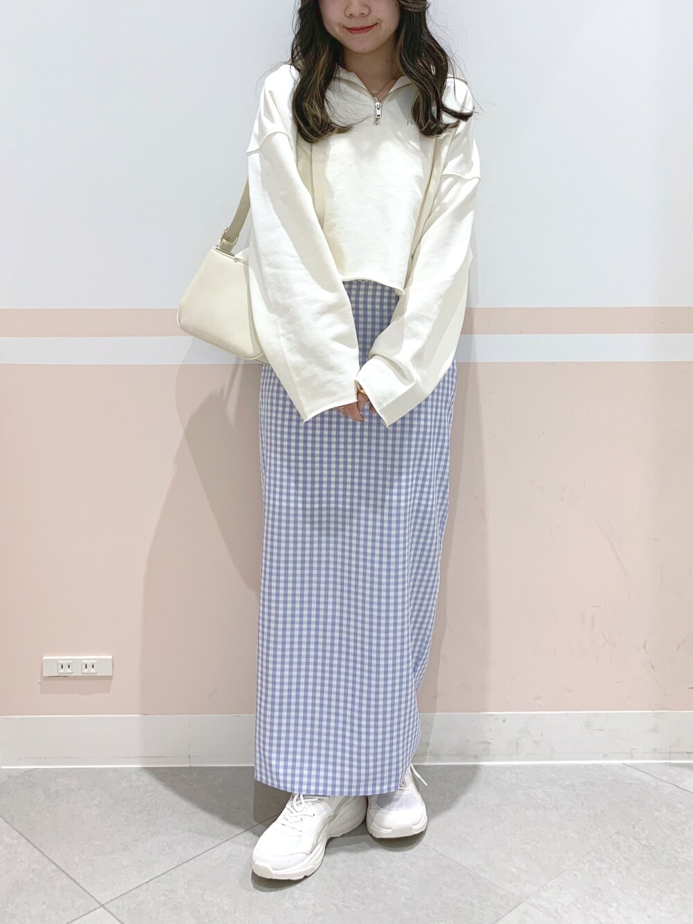 「Heather、へザー、低身長コーデ、153cm、セットアップ、スウェット、ハーフジップ、ブルーコーデ、ギンガムチェック、ロングスカート、スニーカー、スニーカー女子、淡色コーデ、春色、ゆるコーデ」｜「HeatherのハーフZIPスウェットSETUP　269056（ワンピース、ホワイト系）」を使った、kaeさん（レディース・153cm）の春コーディネートの1枚目の写真