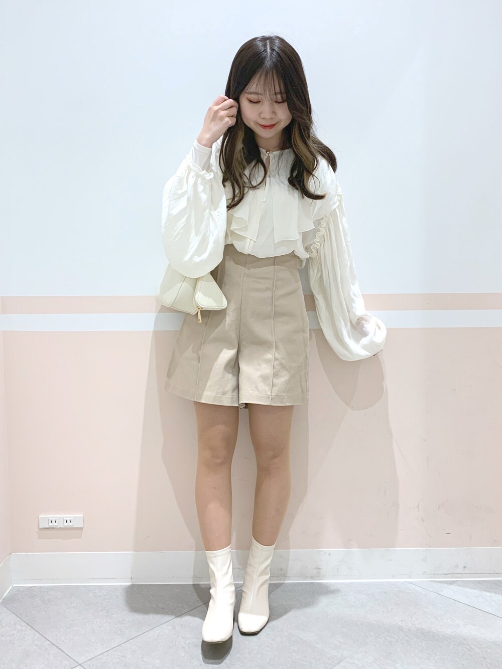 「はじめましてコーデ、Heather、へザー、低身長コーデ、153cm、ブラウス、ビッグカラー、ショートパンツ、ショートブーツ、淡色コーデ、淡色女子、春コーデ、ベージュ、ホワイト、ガーリー」｜「HeatherのBIG襟ブラウス　275374（シャツ/ブラウス、ホワイト系）」を使った、kaeさん（レディース・153cm）の春コーディネートの1枚目の写真