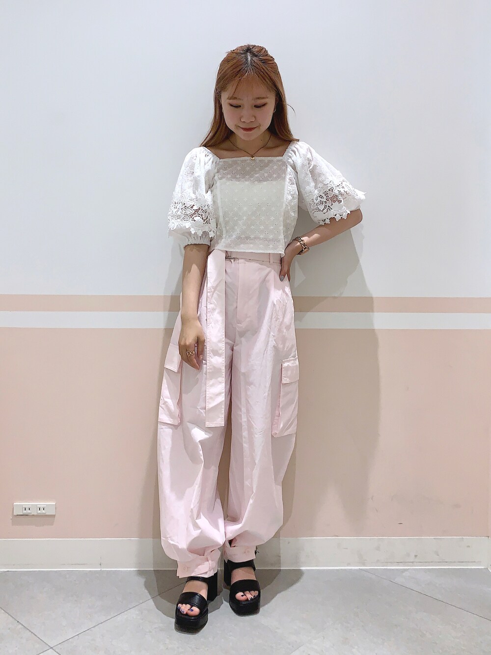 「Heather、へザー、低身長コーデ、153cm、ブラウス、カーゴパンツ、ピンク、サンダル、きれいめカジュアル、カジュアルガーリー、カジュアルコーデ、フェミニン、ピンクコーデ、ガーリー、韓国ファッション」｜「Heatherのヴィンテージレースブラウス（半袖）　344573（シャツ/ブラウス、ホワイト系）」を使った、kaeさん（レディース・153cm）の夏コーディネートの1枚目の写真