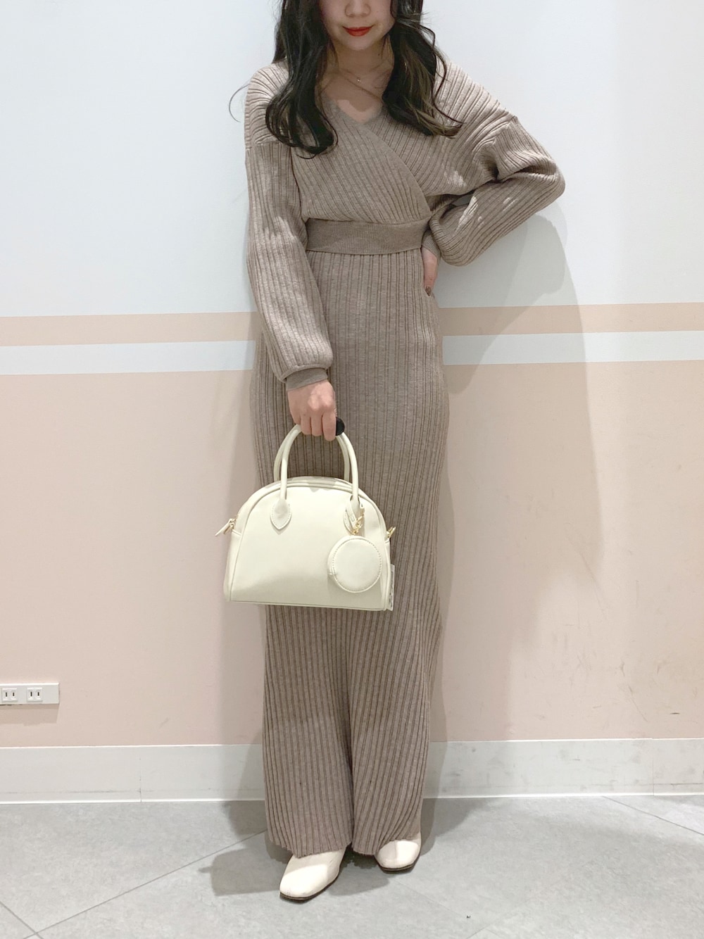 「Heather、へザー、低身長コーデ、153cm、ニットコーデ、ニットワンピース、ワンピース、ベージュコーデ、淡色コーデ、淡色女子、大人カジュアル、きれいめカジュアル、ニット」｜「Heatherの短丈トップスセットニットワンピース　272980（ワンピース、ベージュ系）」を使った、kaeさん（レディース・153cm）の春コーディネートの1枚目の写真
