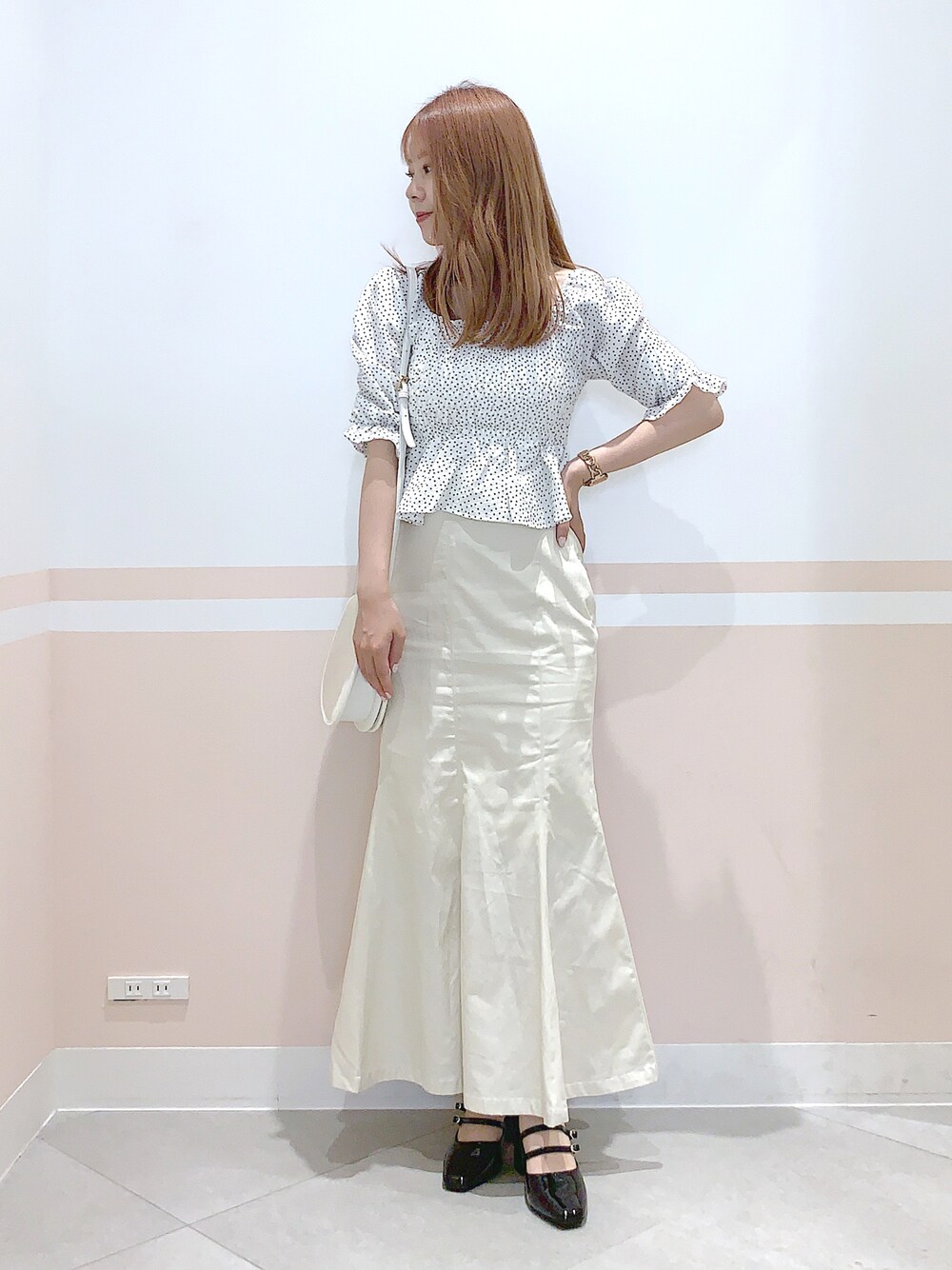 「Heather、へザー、低身長コーデ、153cm、ブラウス、ドット、マーメイドスカート、ロングスカート、ホワイトコーデ、ミュール、初夏コーデ、五分袖、大人ガーリー、フレンチガーリー、キレイめ」｜「Heatherの柄アソートシャーリングブラウス　285593（シャツ/ブラウス、ブルー系）」を使った、kaeさん（レディース・153cm）の秋コーディネートの1枚目の写真