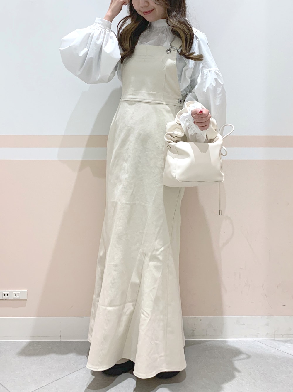 「私の推しブランド、Heather、へザー、低身長コーデ、153cm、オールホワイト、ホワイトコーデ、ブラウス、マーメイドスカート、ジャンスカ、淡色コーデ、淡色女子、ロングスカート、カジュアルガーリー、大人ガーリー」｜「HeatherのLadyマーメイドジャンスカ　263638（ジャンパースカート、ホワイト系）」を使った、kaeさん（レディース・153cm）の冬コーディネートの1枚目の写真