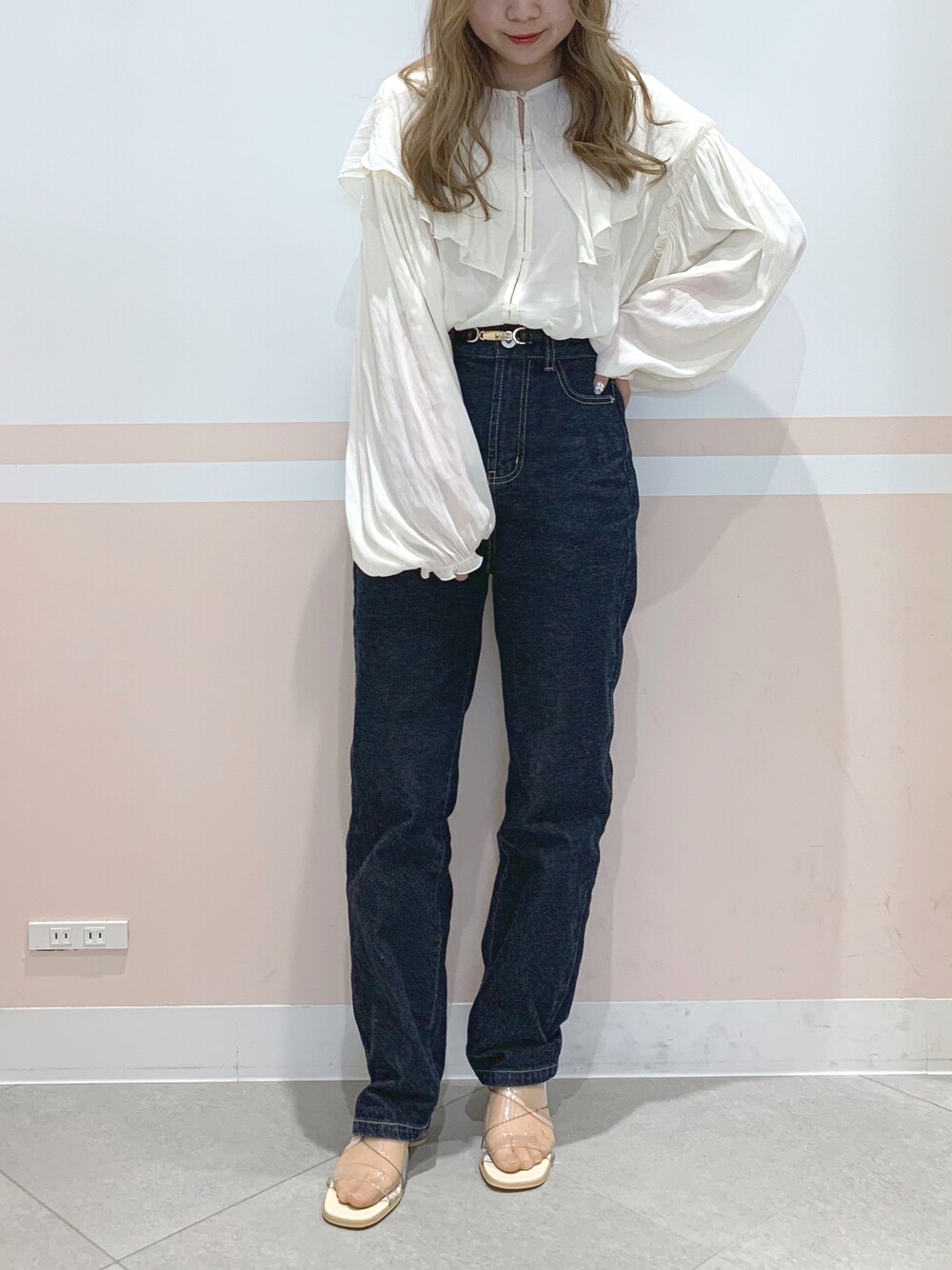 「はじめましてコーデ、Heather、へザー、低身長コーデ、153cm、ブラウス、ビッグカラー、フリル、デニム、ストレートデニム、クリアサンダル、サンダル、春コーデ、カジュアルガーリー、ガーリー」｜「HeatherのBIG襟ブラウス　275374（シャツ/ブラウス、ホワイト系）」を使った、kaeさん（レディース・153cm）の春コーディネートの1枚目の写真