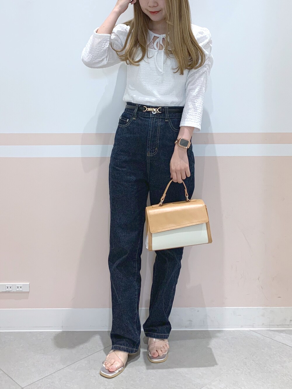 「Heather、へザー、低身長コーデ、153cm、カットソー、ホワイト、デニム、ストレートパンツ、ストレートデニム、デニムパンツ、クリアサンダル、サンダル、春コーデ、初夏コーデ、大人カジュアル」｜「Heatherのバストオープンカットソー（7分袖）　276875（Tシャツ/カットソー、ホワイト系）」を使った、kaeさん（レディース・153cm）の春コーディネートの1枚目の写真