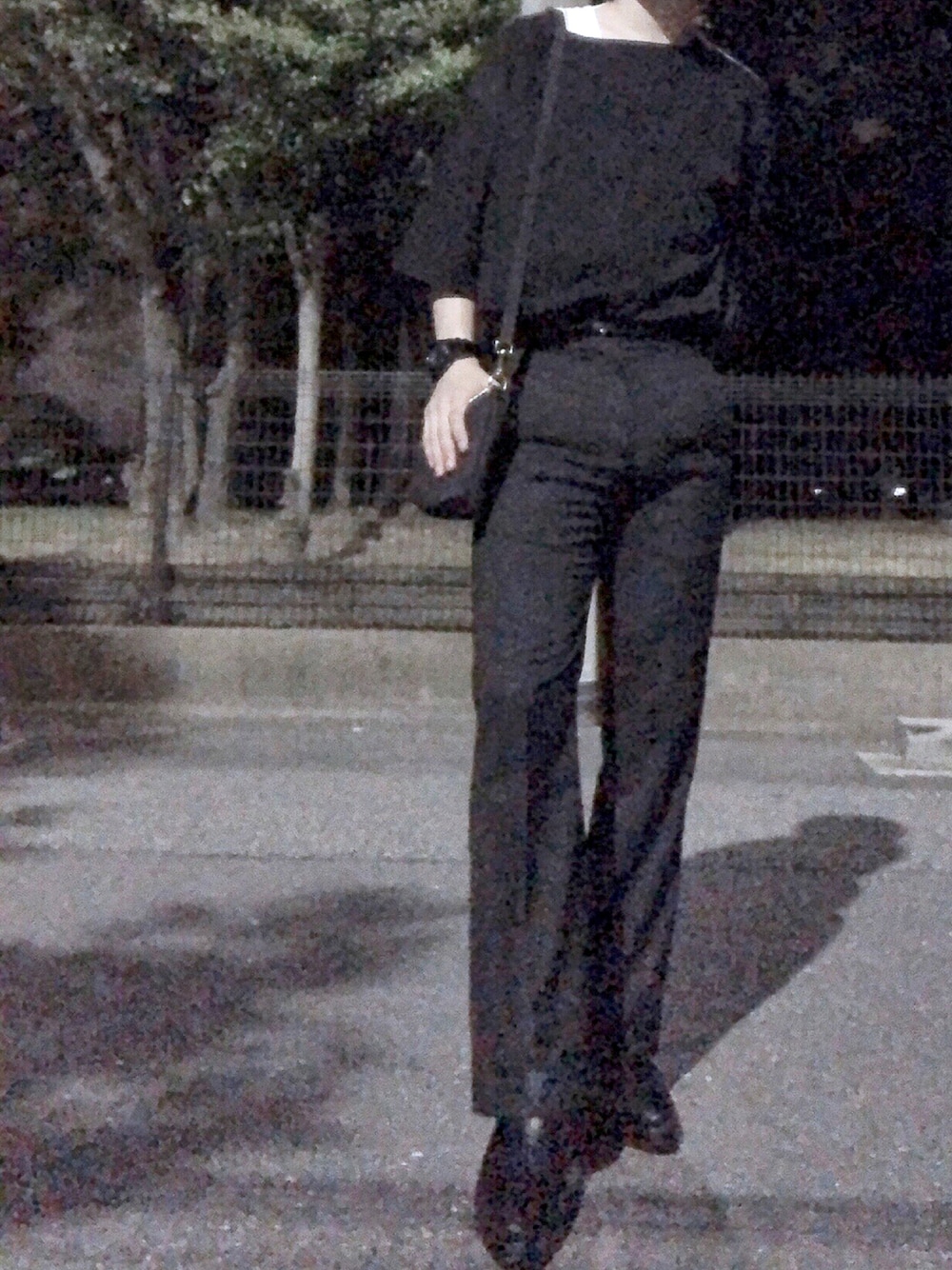 ブラック系のTシャツ/カットソー、ホワイト系のタンクトップ、ブラック系のスラックスを着用したメンズの夏コーディネートの1枚目の写真