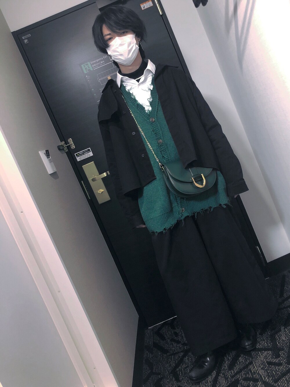 「休日コーデ、オーバーサイズ、カジュアルコーデ、ダークグリーン、ダメージニット、カーディガン、CHARLES＆KEITH、パールネックレス、ハイネック、ヒールブーツ」｜「unrelaxingのスーパーワイドスラックスパンツ　”HAKAMA”（スラックス、ブラック系）」を使った、好きぞ触れにやさん（メンズ・170cm）の冬コーディネートの1枚目の写真