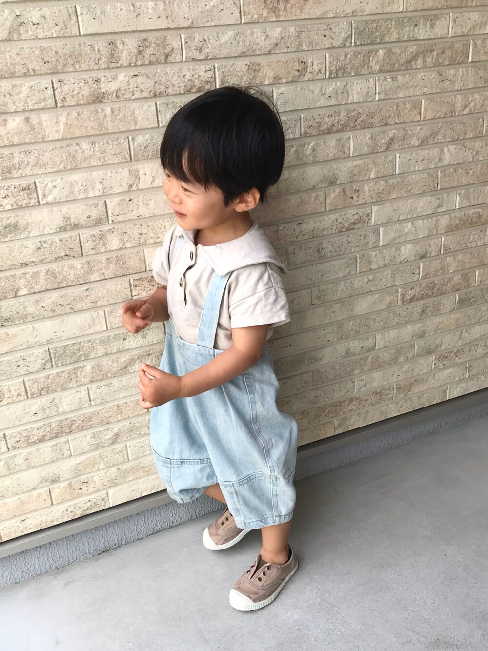 「デニムっていいよね、デニムサロペット、夏コーデ、キッズファッション、セーラーカラー、サロペット、スリッポン、シエンタ、韓国子供服、2歳、男の子、むすこーで」｜「韓国子供服のアイテム（オールインワン・サロペット、ブルー系）」を使った、おはしさん（キッズ・80cm）の夏コーディネートの1枚目の写真