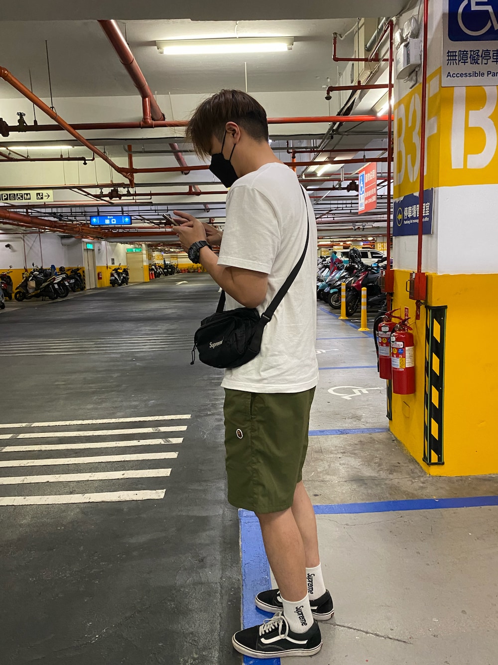 「ootd、街頭穿搭、休閒、白T、VANS、supreme、ape、gshock」｜「VANSのアイテム（その他シューズ、ブラック系）」を使った、ACT17🇹🇼さん（メンズ・181cm）の春コーディネートの1枚目の写真
