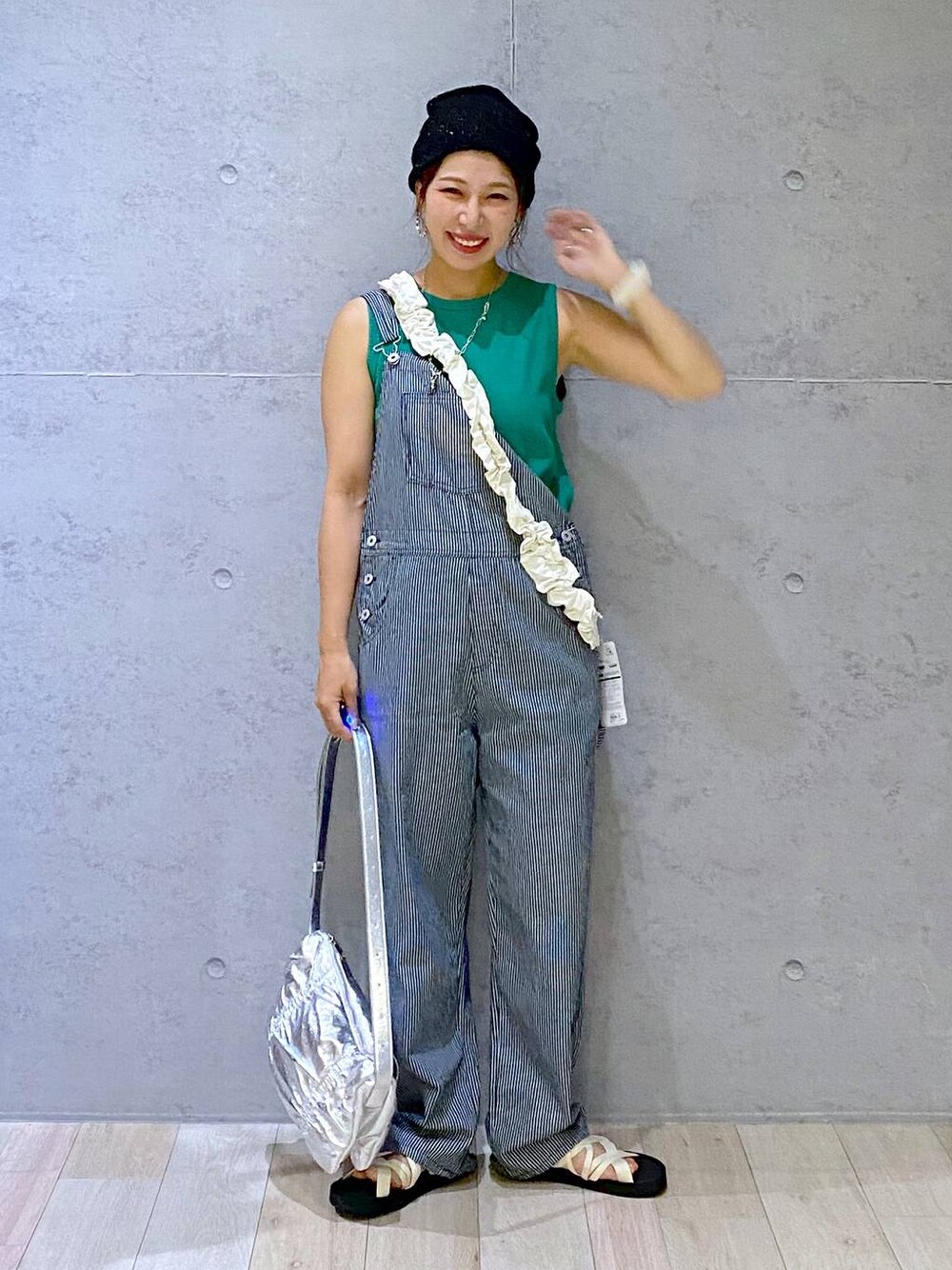 「体型カバー、LEPSIM、差し色コーデ、着痩せ・細見え、着痩せ、ラフ、カジュアル」｜「LEPSIMのクシュクシュスマホストラップ　113694（スマホグッズ、ホワイト系）」を使った、miwataraさん（レディース・156cm）の夏コーディネートの1枚目の写真