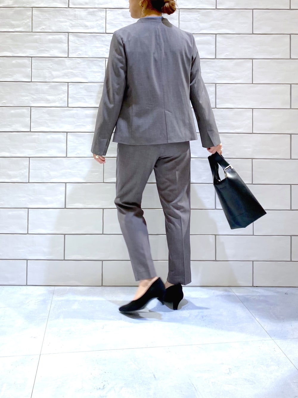 グレー系のノーカラージャケット、ブルー系のシャツ/ブラウス、グレー系のその他パンツを着用したレディースの冬コーディネートの4枚目の写真