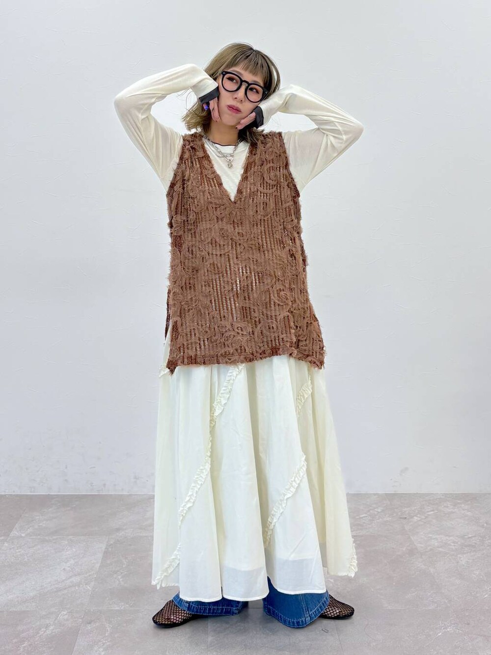 「体型カバー、差し色コーデ、着痩せ・細見え、着痩せ、ラフ、カジュアル、LEPSIM」｜「LEPSIMのニュアンス柄レーシーベスト　242836（ベスト、ブラウン系）」を使った、miwataraさん（レディース・156cm）の春コーディネートの1枚目の写真