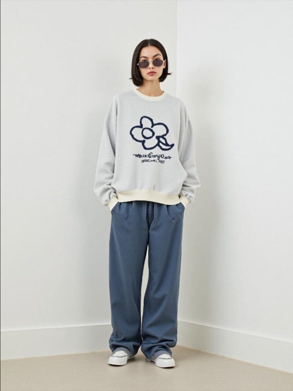 ホワイト系のニット/セーター、その他のファッション雑貨を着用したレディースの秋コーディネートの1枚目の写真