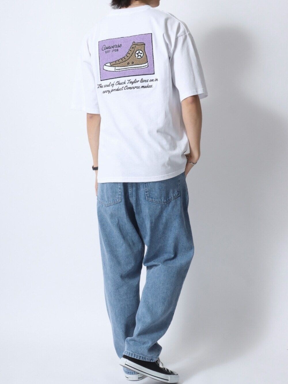 ホワイト系のTシャツ/カットソー、ブルー系のデニムパンツ、その他のファッション雑貨を着用したメンズの夏コーディネートの1枚目の写真