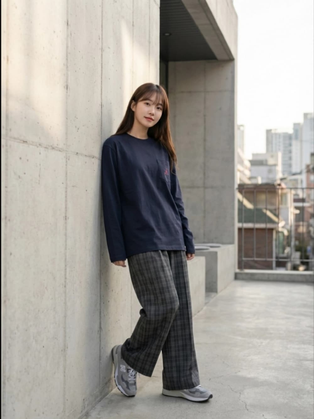ブルー系のTシャツ/カットソー、ホワイト系のファッション雑貨を着用したレディースの冬コーディネートの1枚目の写真
