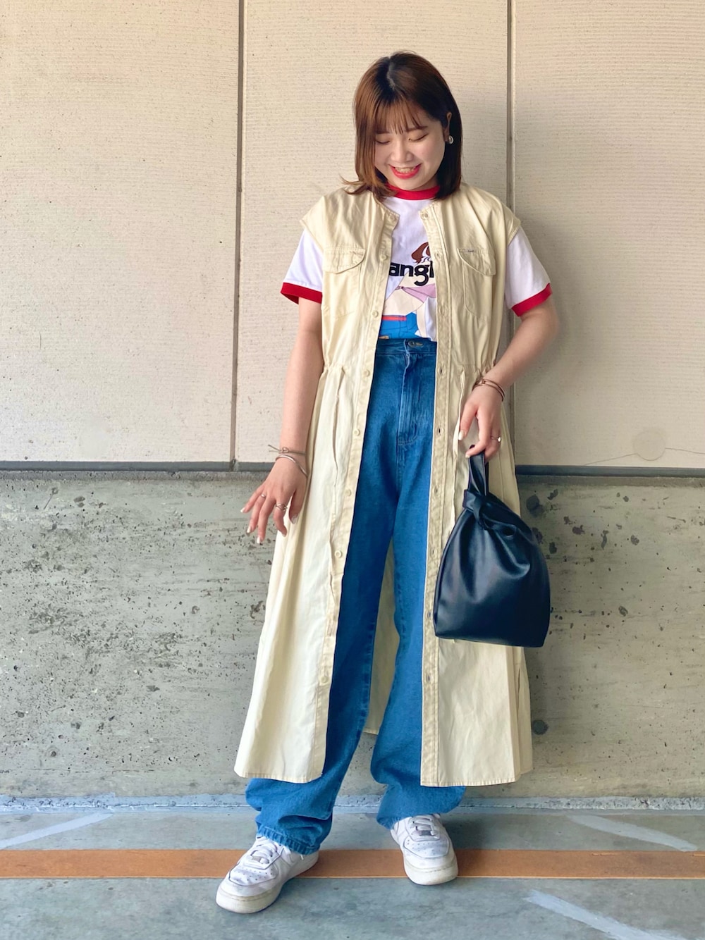 ホワイト系のワンピース、ホワイト系のTシャツ/カットソー、ブルー系のデニムパンツを着用したレディースの春コーディネートの1枚目の写真
