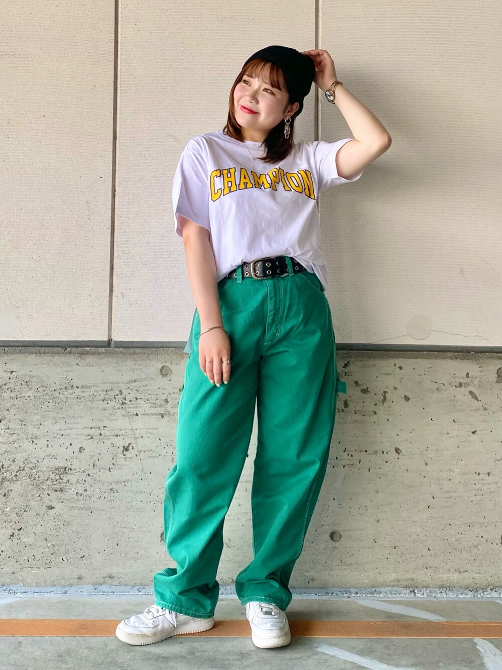 ホワイト系のTシャツ/カットソー、グリーン系のデニムパンツ、ブラック系のニットキャップ/ビーニーを着用したレディースの春コーディネートの1枚目の写真
