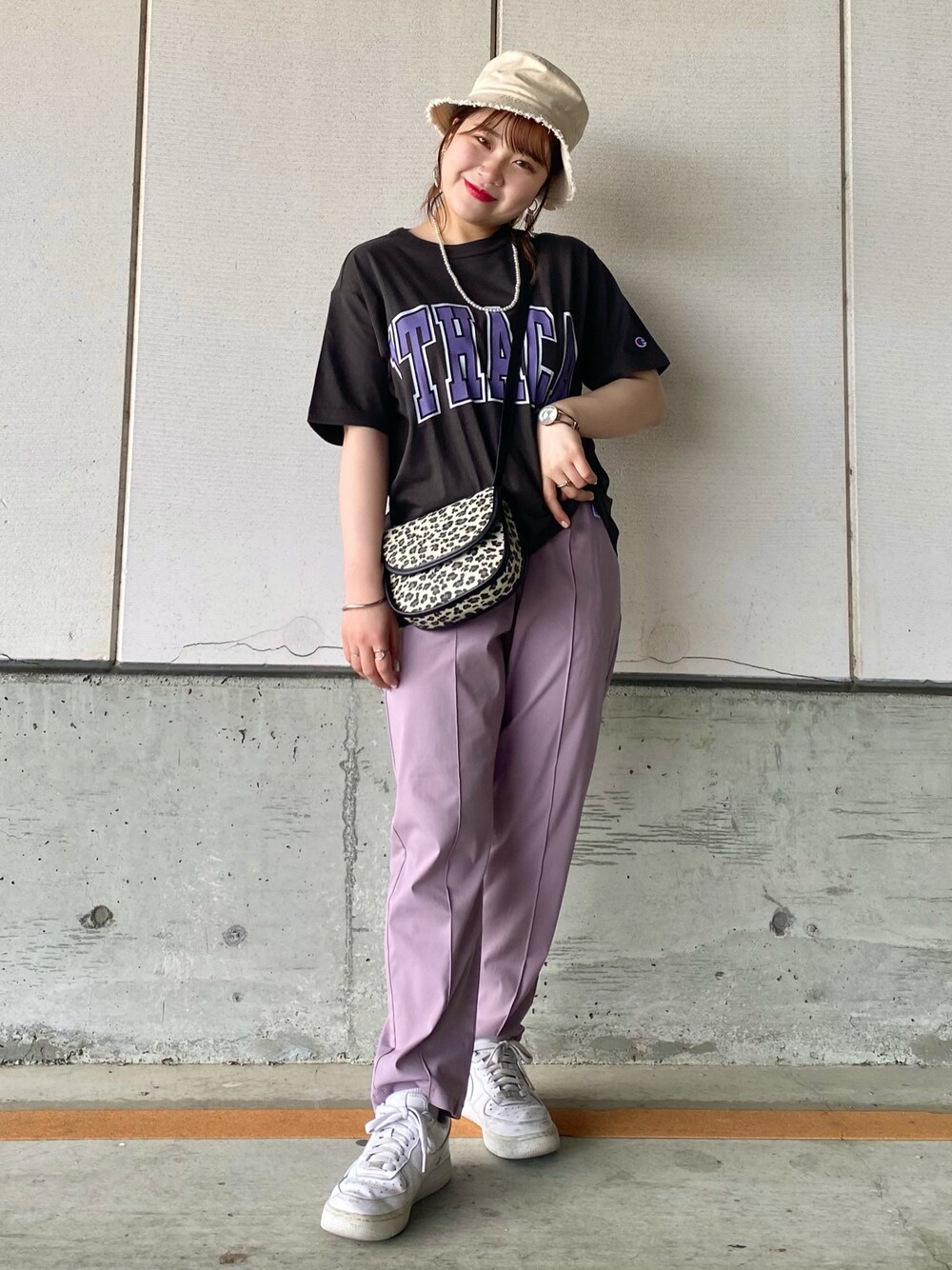 グレー系のTシャツ/カットソー、パープル系のスラックス、グレー系のショルダーバッグを着用したレディースの春コーディネートの1枚目の写真