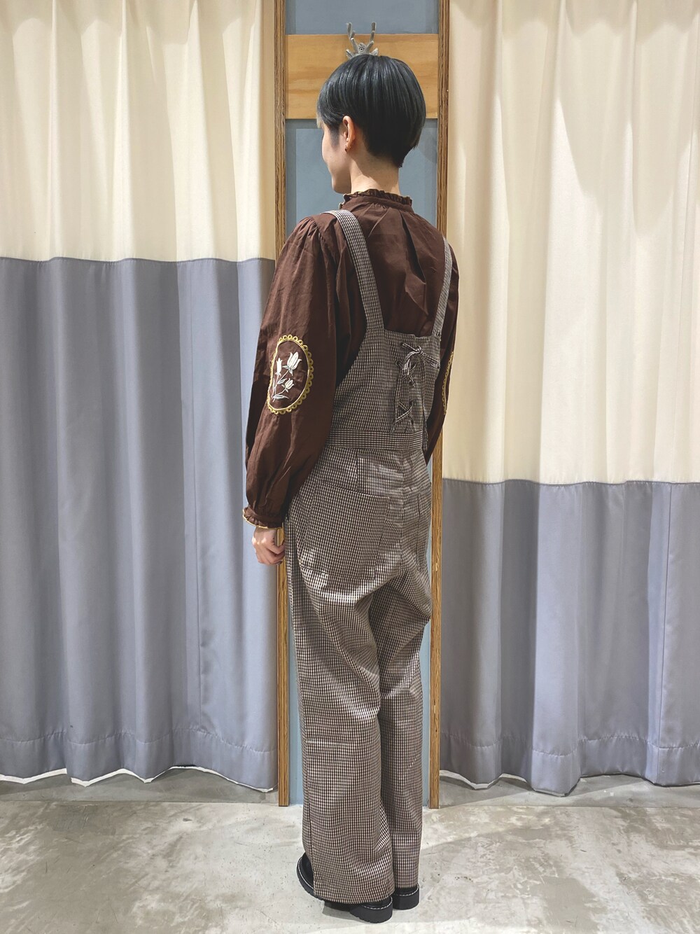 「サロペット、ギンガムチェック、刺繍、ブラウス、ブラウン、ワントーンコーデ、レースアップシューズ、カジュアル、ガーリー、カジュアルガーリー、Samansa Mos2、SM2、SM2 ehka sopo 三宮OPA、おしゃれさんと繋がりたい」｜「ehka sopoのチェック／無地サロペット（サロペット/オーバーオール、ブラウン系）」を使った、Akiさん（レディース・160cm）の秋コーディネートの1枚目の写真