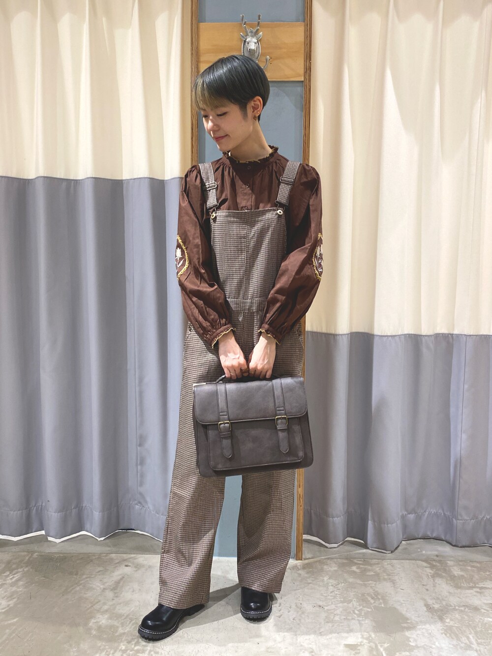 「秋のコーデ、サロペット、ギンガムチェック、刺繍、リボン、ガーリー、カジュアル、SM2、Samansa Mos2、ehka sopo、SM2 ehka sopo 三宮OPA、おしゃれさんと繋がりたい」｜「ehka sopoのチェック／無地サロペット（サロペット/オーバーオール、ブラウン系）」を使った、Akiさん（レディース・160cm）の秋コーディネートの1枚目の写真