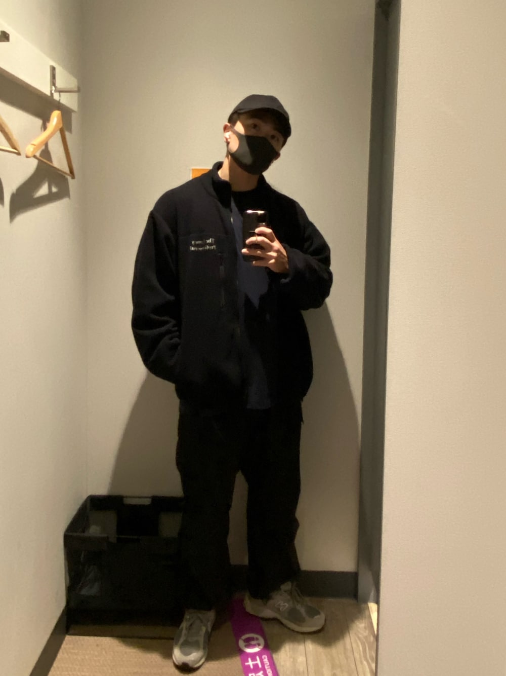 「休日スタイル、シンプルスタイル、オーバーサイズ、ゆるコーデ、フリースジャケット、フリース、カーゴパンツ、ennoy、WEGO、New Balance、newbalance2002、GU、ストリート、ストリートコーデ」｜「GUのアイテム（キャップ、ブラック系）」を使った、8Tさん（メンズ・175cm）の秋コーディネートの1枚目の写真